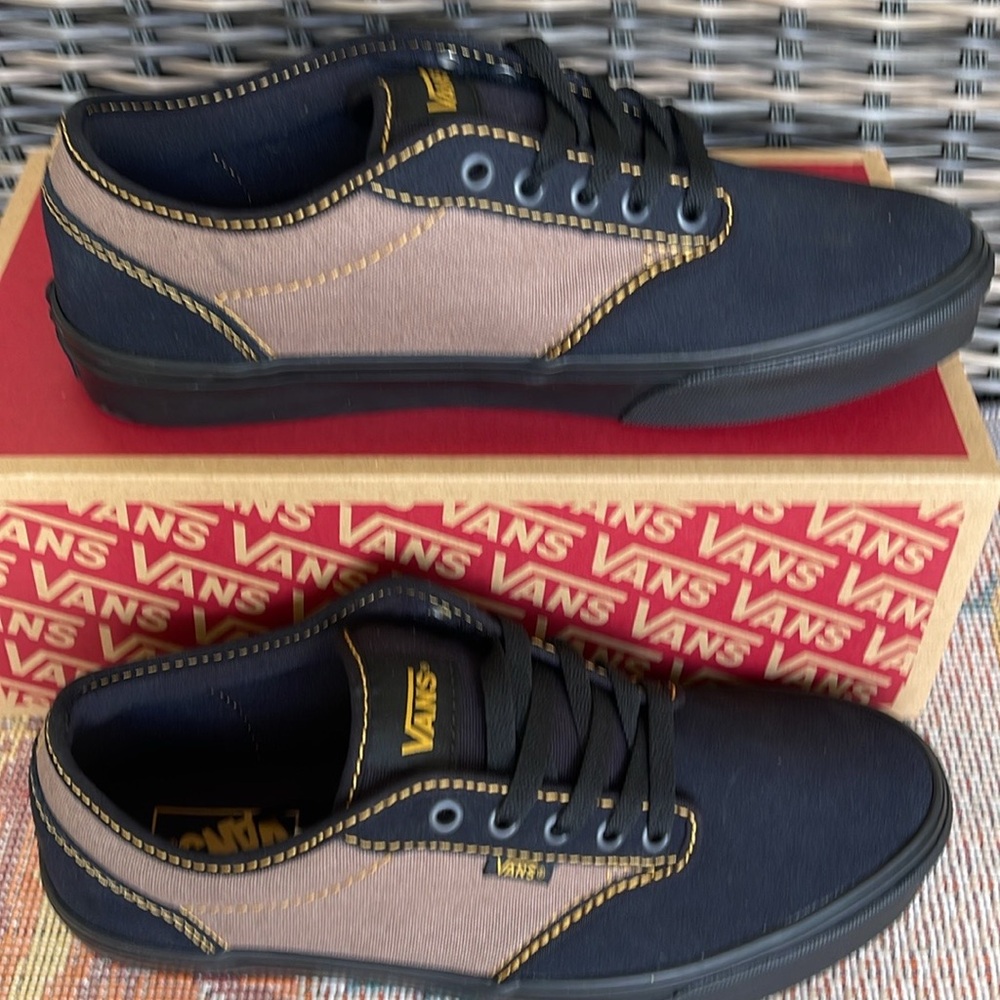 Vans Men’s Atwood
VN000CX8B29
Sneakers
Color: Outcore Phantom/Black - Picture 2 of 16